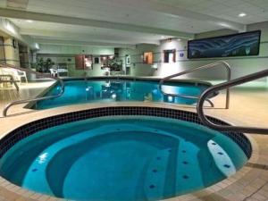 uma grande piscina num quarto de hotel em Hotel Thea Tacoma, Ascend Hotel Collection em Tacoma