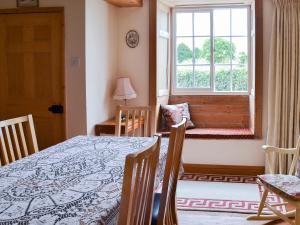 a bedroom with a bed and a window at Gunluk Cottage in Brompton