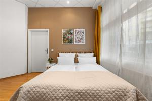 Un dormitorio con una cama grande y una ventana en Holiday 33 Apartment J Prenzlauerberg, en Berlín