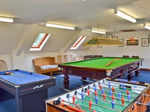 een biljartkamer met 2 pooltafels bij The Coach House in Swanwick