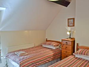 sypialnia z 2 łóżkami i komodą w obiekcie The Coach House w mieście Swanwick