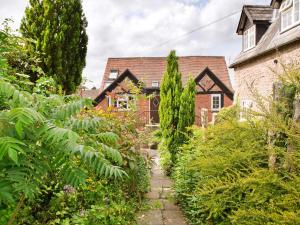 a garden in front of a house at East Granary - 28956 in Eye