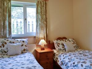 een slaapkamer met 2 bedden en een raam bij Tigh A Vullin - S4628 in Ardfern