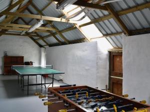 uma mesa de pingue-pongue numa sala com uma bola de pingue-pongue em Tigh A Vullin - S4628 em Ardfern