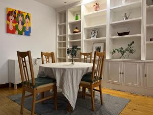 een eetkamer met een witte tafel en stoelen bij Bonito apartamento muy céntrico in Bilbao