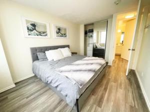 A bed or beds in a room at Ocean View Loft