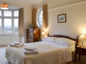 een slaapkamer met een bed met handdoeken erop bij Colville House in Helmsley