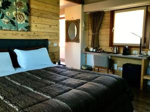 ein Schlafzimmer mit einem großen Bett und einem Fenster in der Unterkunft Heidi Bed and Breakfast in Albavilla