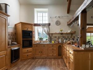 A kitchen or kitchenette at Plas Iwrwg Granary - 28091