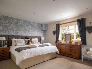 Een bed of bedden in een kamer bij Plas Iwrwg Granary - 28091