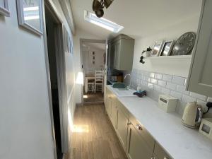 eine Küche mit einer Spüle und einer Arbeitsplatte in der Unterkunft Fell Cottage in Marsett