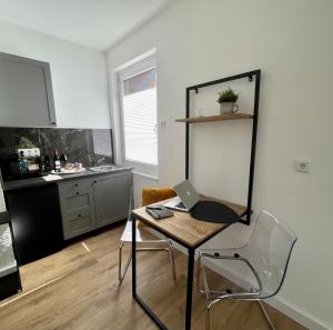 a kitchen with a desk with a laptop on it at moor-home Studio Apartment in Ganderkesee