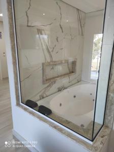 Ein Badezimmer in der Unterkunft Hotel Serrano