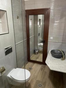 a bathroom with a toilet and a sink and a shower at Вила Рафаела-Мартина in Dobrinishte