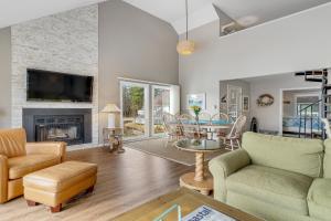 uma sala de estar com uma mesa e uma lareira em Sea Colony - 1007B West Lake em Bethany Beach