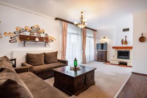 un soggiorno con divano e tavolino da caffè di Hotel Regal a Sinaia