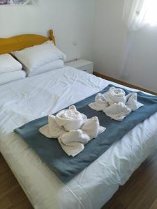 Łóżko lub łóżka w pokoju w obiekcie Karin House