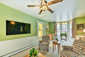 uma sala de estar com paredes verdes e uma ventoinha de tecto em Charming Buena Vista Creekside Home Walk to Main! em Buena Vista