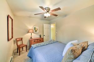 um quarto com uma cama e uma ventoinha de tecto em Charming Buena Vista Creekside Home Walk to Main! em Buena Vista