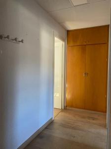 Habitación vacía con armario y puerta en Apartamento Arce II en al Valle de Benasque, en Castejón de Sos