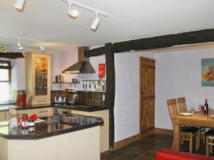 uma cozinha com um fogão e uma bancada em Beck Edge em Braithwaite