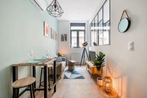 a living room with a table and a dining room at L'Appart' Cosy in Bourgoin