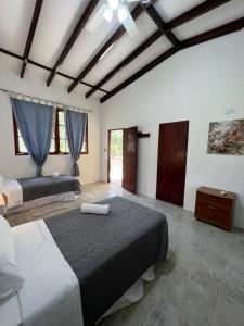 a bedroom with two beds and a ceiling fan at La Casa de los Patos in Valle de Anton