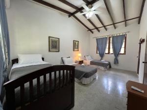sypialnia z 2 łóżkami i kanapą w obiekcie La Casa de los Patos w mieście Valle de Anton