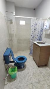 y baño con aseo azul y lavamanos. en shalom salomón- punta iglesia en Paso de la Patria