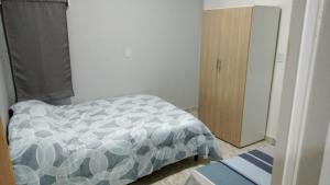 una camera da letto con un letto e un armadio in legno di shalom salomón- punta iglesia dúplex - cabañas a Paso de la Patria