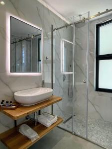 Ένα μπάνιο στο Manta Hotel +110 φωτογραφίες