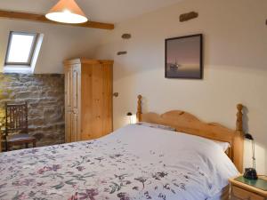 1 dormitorio con 1 cama grande en una habitación en Ladycroft Barn, en Bamford
