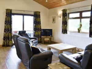 a living room with two couches and a tv at Hawthorn Lodge in Burgh le Marsh