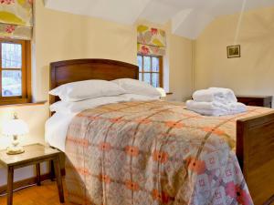 - une chambre avec un lit et 2 serviettes dans l'établissement Cae Ocyn, à Dwyran