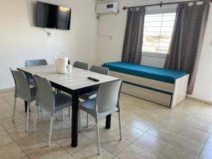 Pokój ze stołem, krzesłami i łóżkiem w obiekcie Departamentos Alberdi 1 w mieście San Rafael