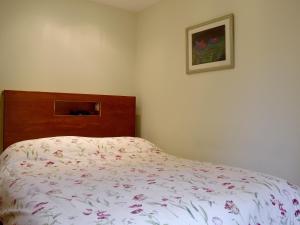 um quarto com uma cama e uma fotografia na parede em The Writing Room em Barford