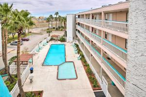 einem Luftblick auf einen Pool in einem Hotel mit einem Gebäude in der Unterkunft Oceanfront Corpus Christi Condo with Pool! in Corpus Christi