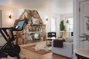 een woonkamer met een stenen open haard en een bank bij Beach House in Niagara in Wainfleet