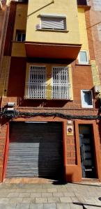een gebouw met twee garagedeuren ervoor bij Barcelona Apartamento en planta baja con Terraza in Hospitalet de Llobregat