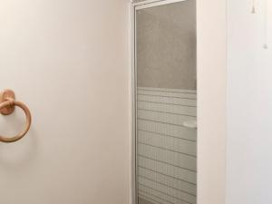 een douche met een glazen deur in de badkamer bij Huccaby Tor - Ukc1924 in Stokeinteignhead