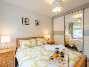 Un dormitorio con una cama con una bandeja de comida. en Solsken en Bournemouth
