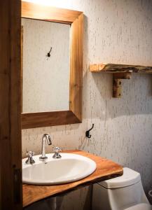 een badkamer met een wastafel en een toilet bij Posada Los Cipreses in San Rafael