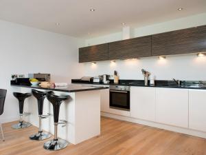 A cozinha ou kitchenette de Fistral View - 3 Cribbar