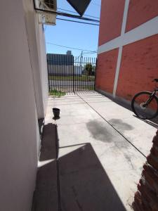 una sombra de una bicicleta estacionada al lado de un edificio en CASA CIRO en Paraná