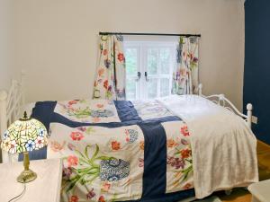 una camera con letto e finestra di Dyes Cottage a Hindolveston