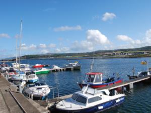 eine Gruppe von Booten, die an einem Dock im Wasser angedockt sind in der Unterkunft Learig Cottage in Maidens