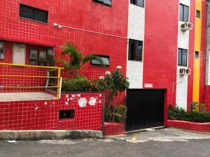 un edificio de ladrillo rojo con una puerta delante de él en Hotel Lotus, en Salvador