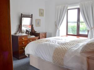 a bedroom with a bed and a dresser and a mirror at Stublick View in Langley