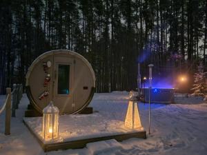Agro Breza - dom z kominkiem 20 metrow od jeziora- sauna ogrodowa v zimě
