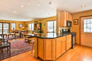Köök või kööginurk majutusasutuses Mountaintop Ellicottville Home 7 Mi to Ski Resort